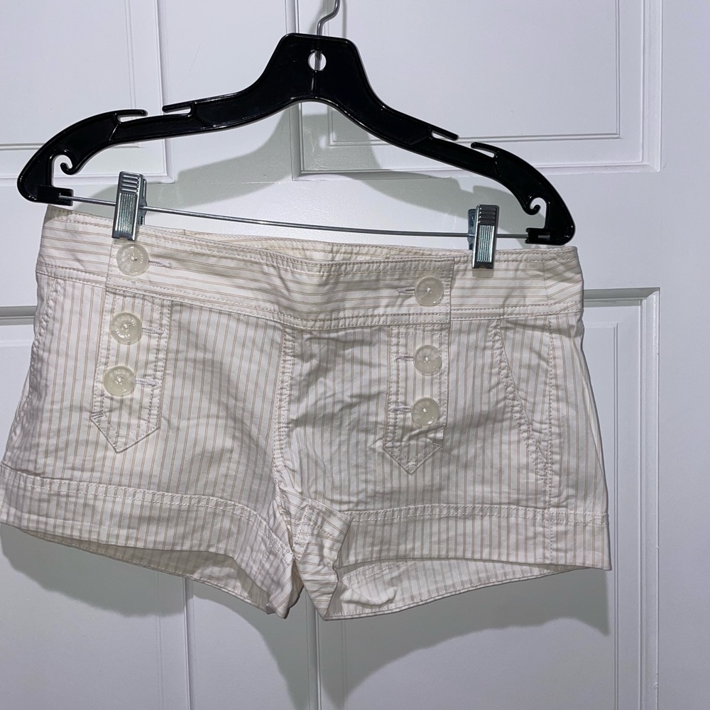 Express button shorts, size 6